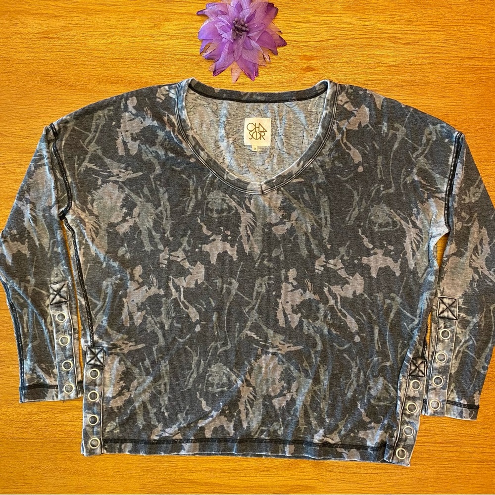 Chaser long sleeved scoop neck tee in grey camo size M